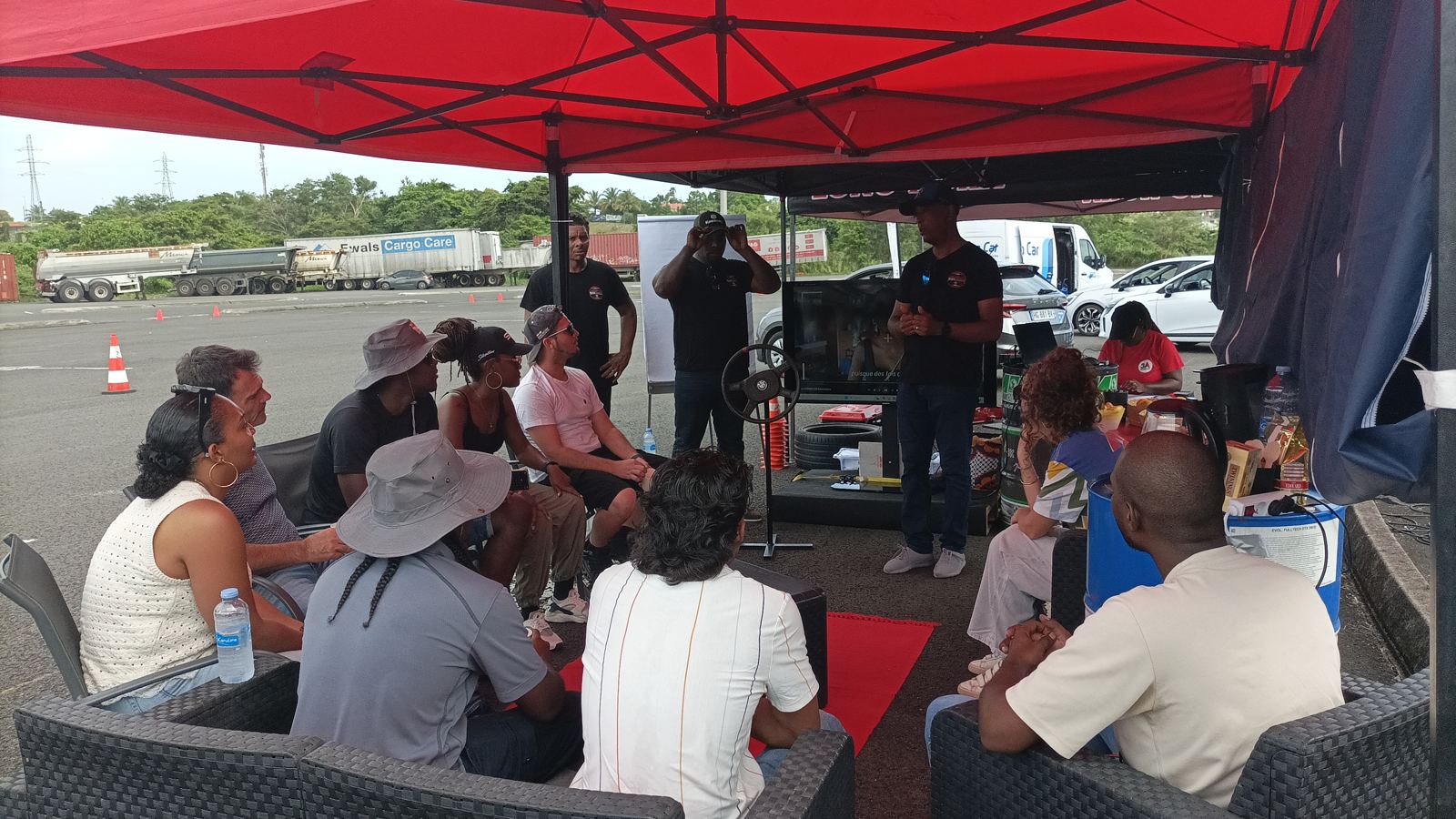 Briefing des stagiaires sous la tente MAYA PRO DRIVE avant les exercices sur piste