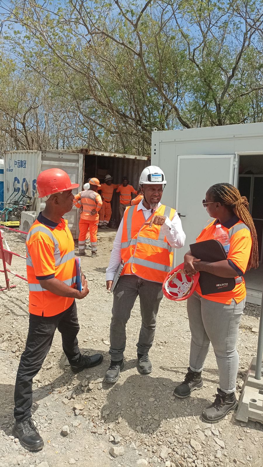 Audit de sécurité sur un chantier avec des agents en équipement de protection