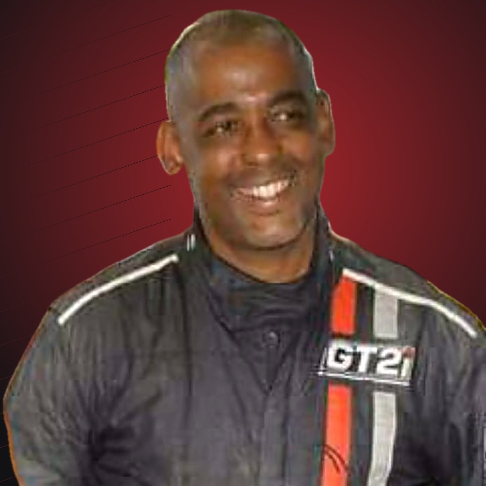 Gary MAYA en combinaison de pilote