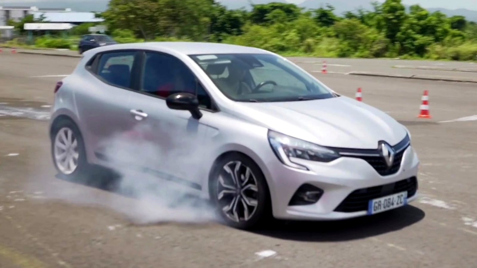 Voiture en perte d'adhérence maîtrisée sur la piste sécurisée